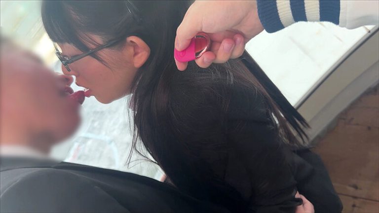 リモバイ発動中にベロキス発情したふわりさんは潮吹きして中出しして痙攣中 野外デートでリモバイ接吻しまくったらガクブル中出しSEX 真白ふわり